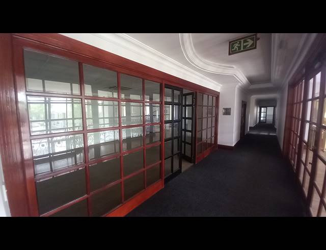 1,403M² OFFICE TO LET IN BRYANSTON